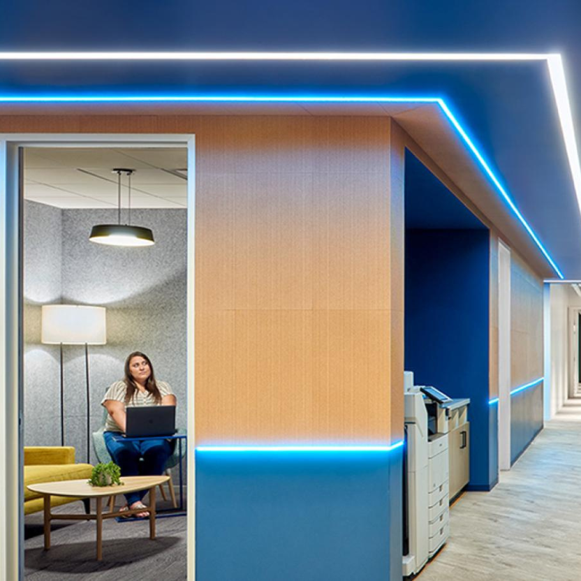 Dynamic Color Control Blog 3 Card Carousel