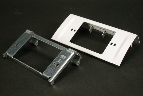 DS4000 Single Channel NEMA Device Plate Fitting