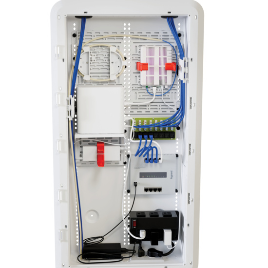 On-Q 8-Port Switch: 4-Port Network, 4-Port PoE